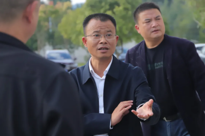 新晃縣委常委、縣委政法委書記楊海濱到我校視察、指導(dǎo)學(xué)校工作