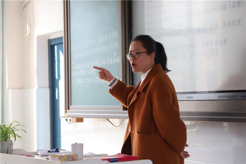 堅(jiān)定信仰，立德樹人